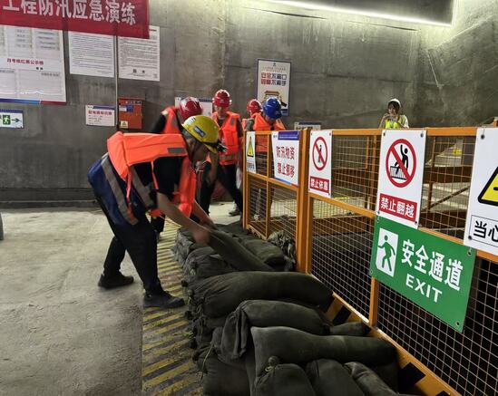 突擊演練礪尖兵 重慶地鐵 24 號線筑牢防汛 “安全堤”.jpg